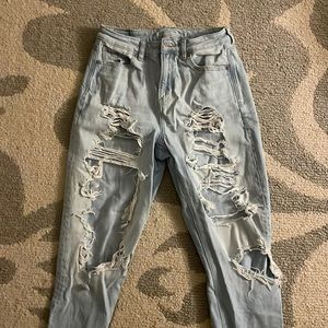 light wash american eagle mom jeans